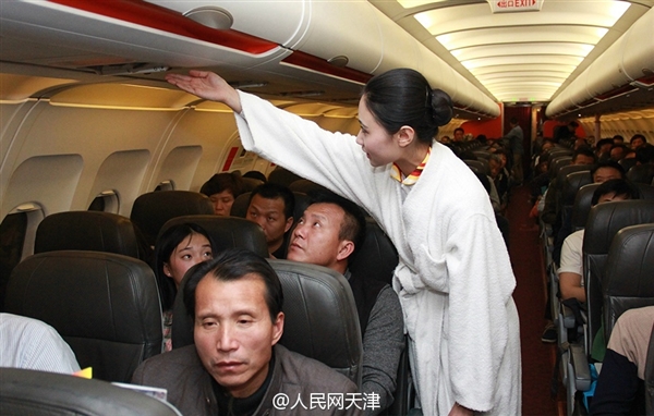 天津睡衣空姐走红 穿睡衣服务展现别样气质
